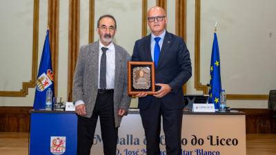 DISTINCIÓN. Xabier Casares e Manuel Baltar na entrega do premio feita en Ourense. F.: G.