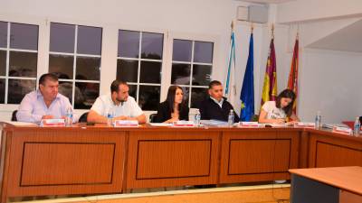 Concejales del PSOE de Santa Comba en una sesión plenaria de la Corporación. Foto: CG. 
