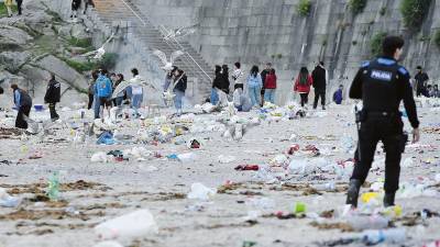 Restos de basura de la celebración de las hogueras en la noche de San Juan en la herculina playa de Orzán. Foto: M. Dylan
