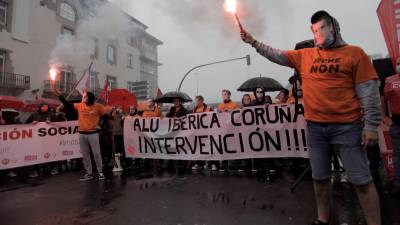 Trabajadores de Alu Ibérica durante una de las protestas en defensa de sus puestos de trabajo el pasado año Foto: Cabalar