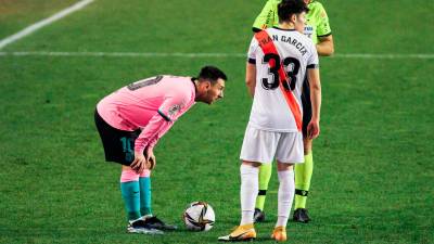 LÍDER Messi se dispone a lanzar una falta. Foto: AFP7