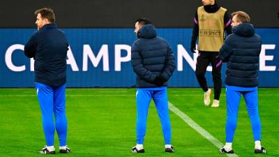 Xavi (centro) y su cuerpo técnico observan el entrenamiento del Barça en Múnich. Foto: Efe