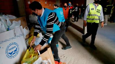 Operarios de Alcoa depositaron este viernes comestibles en el Banco de Alimentos de A Mariña en Foz. Foto: Efe/ E. Trigo