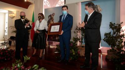 El conselleiro de Cultura, Román Rodríguez, en el acto de entrega de la insignia de oro de la entidad