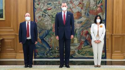 Los nuevos ministros de Política Territorial, Miquel Iceta, y de Sanidad, Carolina Darias, prometen sus cargos ante el Rey Felipe VI FOTO: CASA REAL