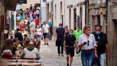 Turistas en la rúa da Raíña, en el casco histórico de Santiago de Compostela. Foto: ECG/Fernando Blanco