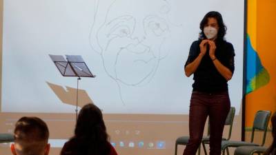 A poeta Rosalía Fernández Rial mantivo un encontro con estudantes do IES Maximino Romero de Lema, de Baio. Foto: IES M. R. L.