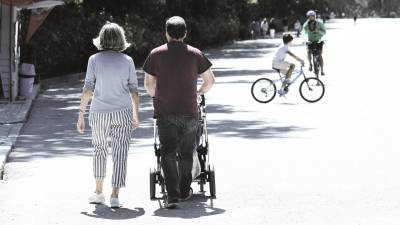Una pareja paseando por un parque con un carrito de bebé. En Galicia hace dos años fueron casi mil las mujeres de 40 o más años que tuvieron su primer hijo. Foto: Europa Press 