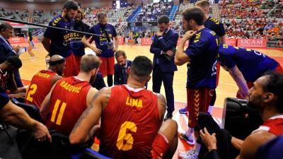 El entrenador del UCAM Murcia Sito Alonso en un tiempo muerto con sus jugadores. Foto: ACB Photo-J. Bernal