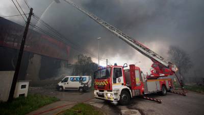 Bomberos en la extinción del incendio en el polígono Industrial Ceao a inicios de la semana. Foto: E.P.