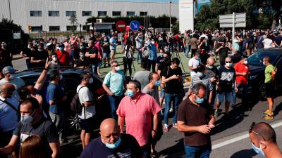 estupor. Decenas de trabajadores de las plantas de Nissan en Barcelona se concentraron ayer. Foto: Alejandro García/Efe