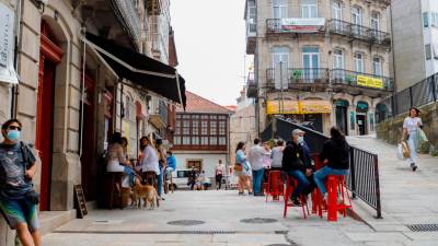 Personas en las terrazas de establecimientos de Vigo. Foto: Marta Vázquez / E.P.