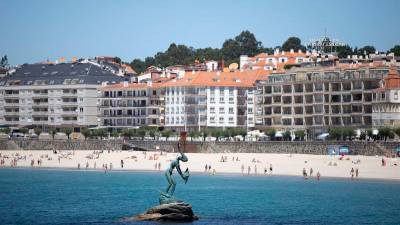 Varias personas disfrutan de la playa de Sanxenxo, a 4 de junio de 2022, en Sanxenxo, Pontevedra, Galicia. - Beatriz Ciscar - Europa Press - Archivo