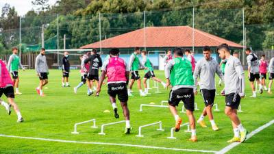 PREPARACIÓN Los jugadores del Celta, en el entrenamiento de ayer en A Madroa. Foto: RCCV
