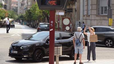 Un termómetro marca los 49 grados en Ourense, hace días. Foto: Rosa Veiga / E.press