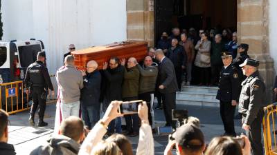 Familiares y amigos en el funeral del sacristán, Diego Valencia, asesinado el pasado martes por la tarde en la plaza alta de Algeciras (Cádiz) con un cuchillo de grandes dimensiones, por un hombre de origen marroquí llamado Yassine Kanjaa.EFE/A.Carrasco Ragel