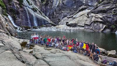 Un grupo de participantes en la película en la cascada del Ézaro. Foto: C.