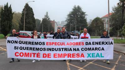 Traballadores de Xeal manifestándose este xoves polas rúas de Santiago. Foto: CIG