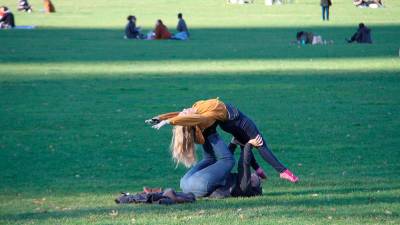 Una pareja disfruta en Central Park sin hacer uso de la mascarilla. foto: E.P.
