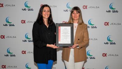 Laura Calvo, representante de Bureau Veritas, izquierda, entregando la certificación a Ángeles Claro, directora de Sostenibilidad de Jealsa y del programa We Sea. Foto: Jealsa