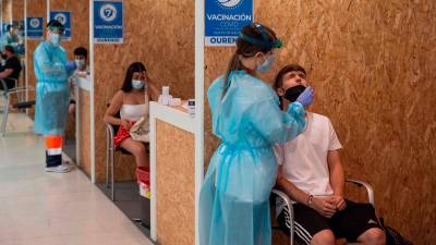 Una trabajadora sanitaria realiza un test de antígenos durante el cribado poblacional realizado en el mes de julio en Expourense. Foto: Brais Lorenzo 
