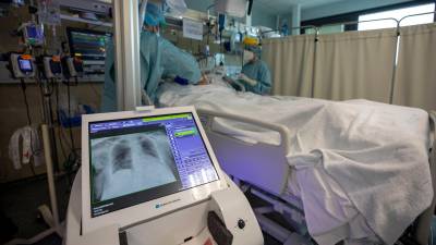 En primer término puede verse una pantalla que refleja el estado de los pulmones de un paciente ingresado por COVID Foto: Ana Varela