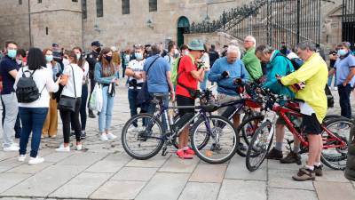 Ambientazo de turistas y peregrinos en el Obradoiro