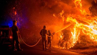 Bomberos forestales actuando de madrugada en el incendio de Cualedro, que llegó a tener el nivel 2. Foto: Brais Lorenzo 