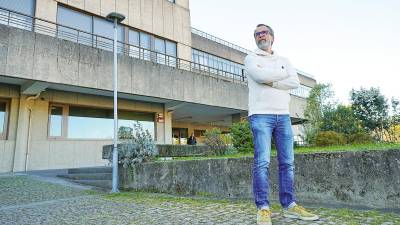 O profesor da USC Carlos Salgado posa diante do edificio do Instituto Galego de Física de Altas Enerxías. Foto: Jesús Prieto.