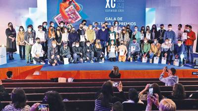 Alberto Núñez Feijóo aplaude a cuatro de las jóvenes premiadas en el certamen Xuventude Crea
