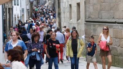 DEMOGRAFÍA. Gran ambiente en las calles del casco histórico de la capital gallega durante el pasado verano. Foto: F. Blanco