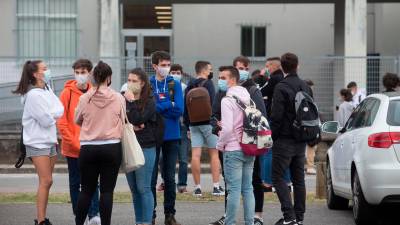 Estudiantes de bachillerato minutos antes de entrar a las instalaciones del IES Vilar Ponte FOTO: Carlos Castro - Europa Press - Archivo