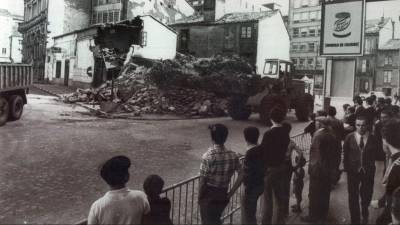 1975. Demolición del Edificio Castromil y de las casas aledañas en la Plaza de Galicia. Santiago de Compostela. (Fuente, El Correo Gallego).