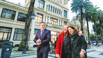 Sede. Valentín González Formoso, Nadia Calviño e Inés Rey frente al edificio emblemático de La Terraza. Foto: EFE 