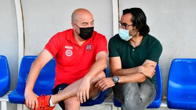 Alberto Mariano conversa con Rodri antes del Estradense-Compostela de esta edición de la Copa RFEF. Foto: Amadeo Rey