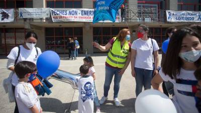 Varios niños acuden a una concentración en conmemoración del año de “lucha” por la planta de aluminio y los puestos de trabajo de Alcoa San Cervo, en la Praza do Concello de Xove, a 30 de mayo de 2021, en Xove, Lugo, Galicia (España). Carlos Castro / Europa Press 30/05/2021