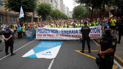 Trabajadores de Alcoa San Cibrao a las puertas del Parlamento de Galicia, constituido este viernes. Foto: Fernando Blanco