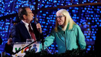 El alcalde de Vigo Abel Caballero y la medallista paralímpica Susana Rodríguez durante el encendido de las luces de Navidad en Vigo. Foto: Salvador Sas