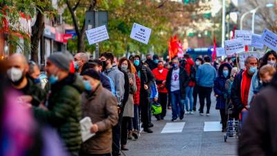 Varias personas participan en una manifestación contra la proliferación de los locales de apuestas que ha tenido lugar en el barrio madrileño de Carabanchel. FOTO: Ricardo Rubio