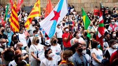 SANTIAGO DE COMPOSTELA , 25/07/2021.- Cientos de personas participan este domingo en la manifestación del Día da Patria, que cada 25 de julio promueve el BNG, partido que es líder de la oposición en Galicia. EFE/Óscar Corral