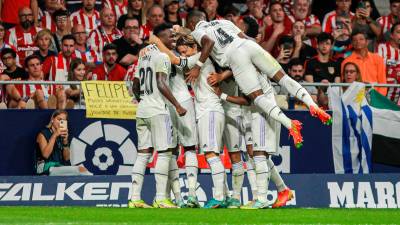 LOS JUGADORES del Real Madrid celebran el gol de Valverde en el Metropolitano. Foto: EP