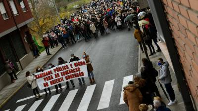 Cabecera de la manifestación de miles de personas que ayer recorrió las calles de O Barco de Valdeorras para pedir mejoras en su hospital comarcal. Foto: Rosa Veiga/Europa Press