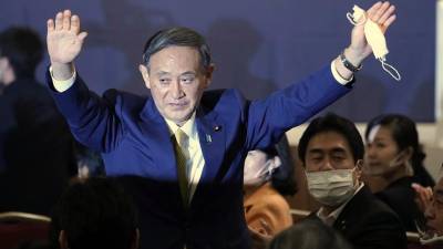 Yoshihide Suga asume el Gobierno japonés con una promesa de continuidad y retos heredados