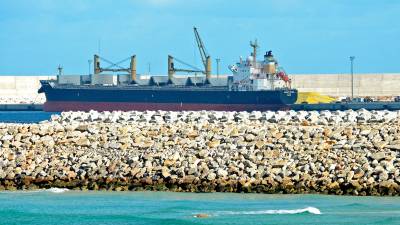 Buque mercante en el puerto exterior coruñés de punta Langosteira. Foto: Almara