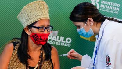 Una mujer recibe la primera dosis de la vacuna contra el coronavirus en Sao Paulo, Brasil. FOTO: Marcelo Chello