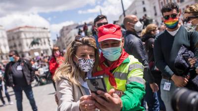 Yolanda Díaz se hace un selfie con un participante en la manifestación en Madrid de Comisiones y UGT. Es la primera vez que participa una ministra de Trabajo. Foto: Europa Press