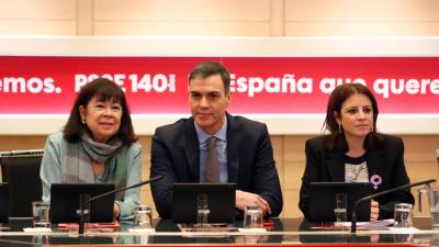 Cristina Narbona, el presidente del Gobierno, Pedro Sánchez, y la portavoz socialista en el Congreso, Adriana Lastra. Foto: Europa Press