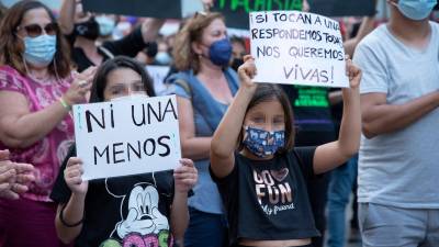 Dos niñas, participan en una concentración feminista en la Plaza de la Candelaria en repulsa por todos los feminicidios, a 11 de junio de 2021, en Santa Cruz de Tenerife, Tenerife, Islas Canarias (España). / Europa Press 11/06/2021