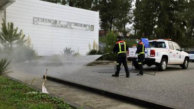 Na foto de arquivo, operarios do Grupo Municipal de Emerxencias desinfectan a fachada da Residencia de Maiores do Carballiño, en Ourense. ROSA VEIGA/EUROPA PRESS