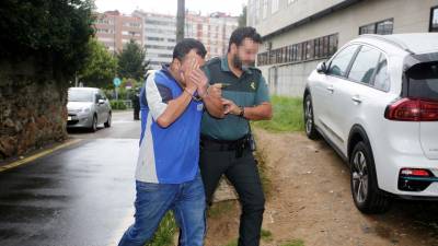 Un agente de la Guardia Civil junto a uno de los detenidos en la operación contra el narcotráfico FOTO: Javier Vázquez